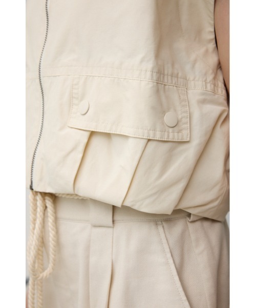 AZUL by moussy（アズールバイマウジー）の「ギャザーヘムベスト（ベスト・レディース・アイボリー/ブラック/チャコールグレー・FREE）」の14枚目の写真