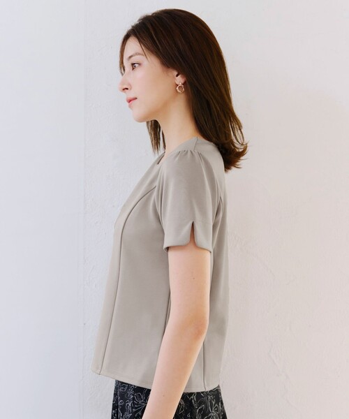Tiaclasse（ティアクラッセ）の「“きれい見え” パネルラインカットソートップス（Tシャツ/カットソー・レディース・ネイビー/グレイッシュベージュ/ブラック・M/L）」の4枚目の写真