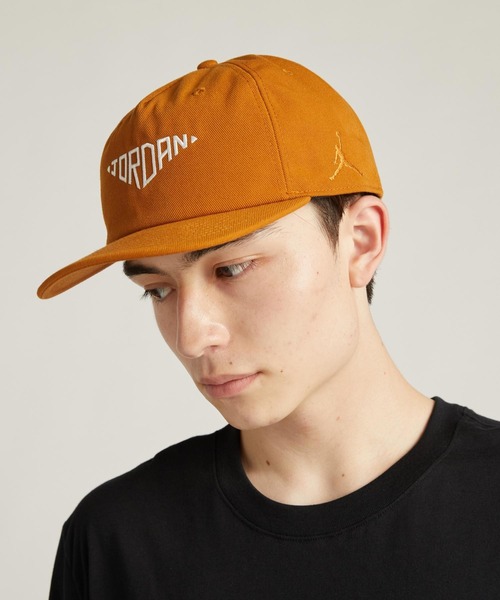 JORDAN BRAND(ジョーダンブランド)の「ジョーダン プロ アンストラクチャード フラット ビル キャップ / Jordan Pro Unstructured Flat Bill Hat<S-XL 展開>(キャップ・メンズ・ブラウン系その他2/ブラック・L/XL/S/M)」の2枚目の写真