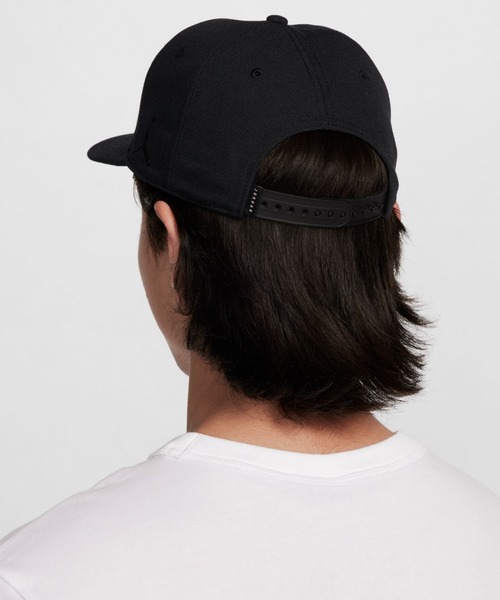 JORDAN BRAND(ジョーダンブランド)の「ジョーダン プロ アンストラクチャード フラット ビル キャップ / Jordan Pro Unstructured Flat Bill Hat<S-XL 展開>(キャップ・メンズ・ブラウン系その他2/ブラック・L/XL/S/M)」の4枚目の写真