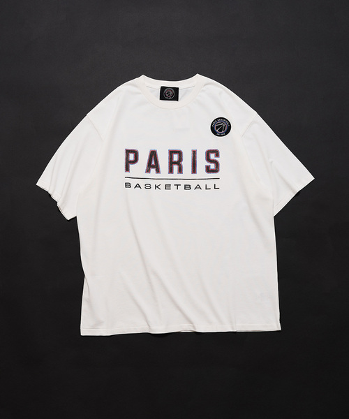 EDIFICE（エディフィス）の「PARIS BASKETBALL(パリ バスケットボール) 別注 ヴィンテージ カレッジロゴ Tシャツ（Tシャツ/カットソー・メンズ・ホワイト/ブラック/グレー・LARGE/MEDIUM）」の2枚目の写真