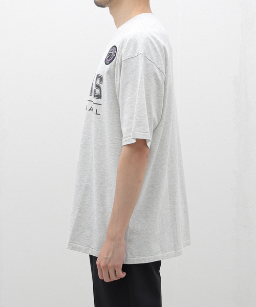 EDIFICE（エディフィス）の「PARIS BASKETBALL(パリ バスケットボール) 別注 ヴィンテージ カレッジロゴ Tシャツ（Tシャツ/カットソー・メンズ・ホワイト/ブラック/グレー・LARGE/MEDIUM）」の20枚目の写真