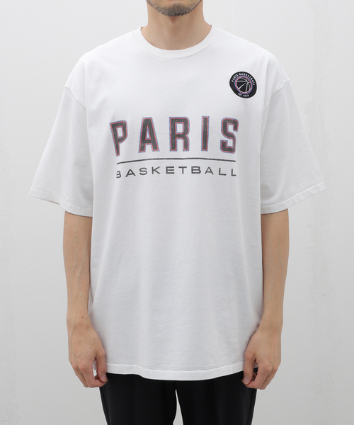 EDIFICE（エディフィス）の「PARIS BASKETBALL(パリ バスケットボール) 別注 ヴィンテージ カレッジロゴ Tシャツ（Tシャツ/カットソー・メンズ・ホワイト/ブラック/グレー・LARGE/MEDIUM）」の5枚目の写真