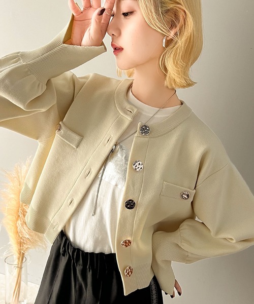 classicalelf（クラシカルエルフ）の「洗練された大人エレガンス。軽量短丈袖スリットボタンニットカーディガン（カーディガン/ボレロ・レディース・ブラック/グレイッシュベージュ/アイボリー/ブラウン・LARGE/MEDIUM/SMALL/X-LARGE）」の2枚目の写真