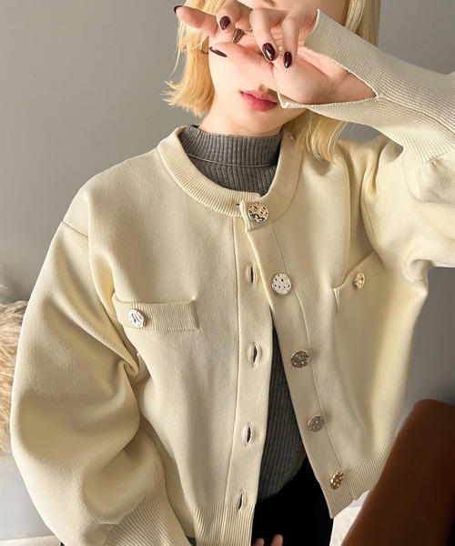 classicalelf（クラシカルエルフ）の「洗練された大人エレガンス。軽量短丈袖スリットボタンニットカーディガン（カーディガン/ボレロ・レディース・ブラック/グレイッシュベージュ/アイボリー/ブラウン・LARGE/MEDIUM/SMALL/X-LARGE）」の6枚目の写真