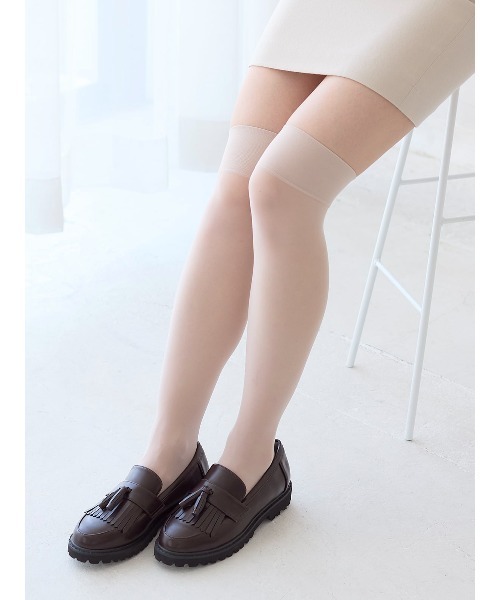 tutuanna(チュチュアンナ)の「伝線しにくい30デニールオーバーニー丈(タイツ/ストッキング・レディース・ホワイト/ラベンダー/エンジ/スモークピンク/ブラック・M)」の4枚目の写真