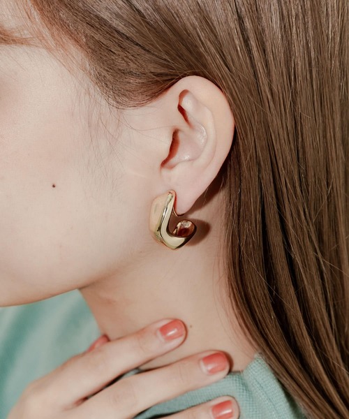 SMELLY（スメリー）の「ニュアンスワイドフープイヤリング（イヤリング・レディース・シルバー/ゴールド・-）」の3枚目の写真