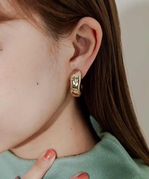 SMELLY（スメリー）の「ニュアンスワイドフープイヤリング（イヤリング・レディース・シルバー/ゴールド・-）」の5枚目の写真