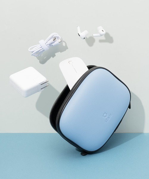 iFace(アイフェイス)の「iFace First Class KUSUMI マルチポーチ ガジェットポーチ(ポーチ・レディース・ブラック/アイボリー/グレイッシュブルー・FREE)」の1枚目の写真