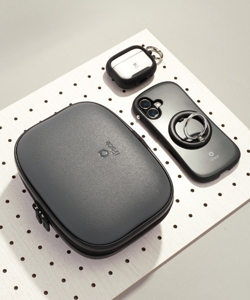 iFace(アイフェイス)の「iFace First Class KUSUMI マルチポーチ ガジェットポーチ(ポーチ・レディース・ブラック/アイボリー/グレイッシュブルー・FREE)」の17枚目の写真