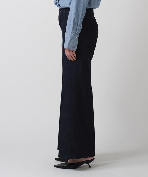Levi's(リーバイス)の「Levi's/リーバイス BLUETAB(TM) STEM フレアトラウザーパンツ ダークインディゴ(デニムパンツ・レディース・インディゴブルー・27inch/28inch/25inch/23inch/26inch/24inch)」の2枚目の写真