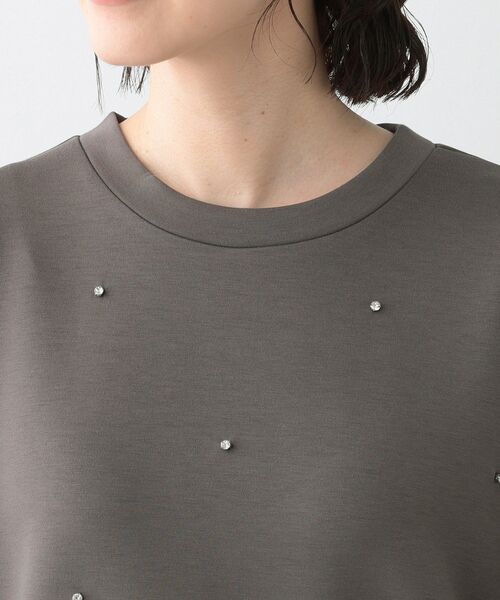 DRESKIP(ドレスキップ)の「【S-LL】もちさら ビジュー付きトップス(Tシャツ/カットソー・レディース・ライトベージュ/オフホワイト/チャコールグレー・04/03/02/01)」の5枚目の写真