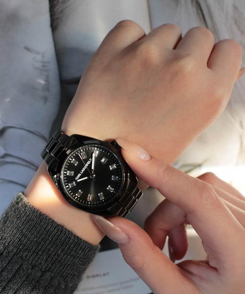 KARL LAGERFELD(カールラガーフェルド)の「「KARL LAGERFELD/カール・ラガーフェルド」ラウンド エッセンシャル - ブラック サンレイ クリスタルストーン ダイヤル ブラック ブレスレット(アナログ腕時計・レディース・ブラック・FREE)」の9枚目の写真