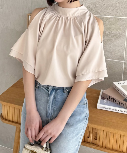 CLEAR BASIC（クリアベーシック）の「オープンショルダーフレアスリーブブラウス[着回し力抜群 大人 フェミニン]≪SS新作≫（シャツ/ブラウス・レディース・グレー/アイボリー/ブルーグレー/ブラック/ボルドー・F）」の2枚目の写真