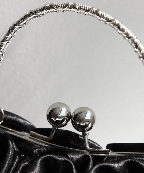 Leja（レジャ）の「【LEJA】サテンローズバッグ結婚式 パーティー 成人式 二次会 同窓会 お呼ばれ オケージョン 20代 30代（ハンドバッグ・レディース・ブラック・FREE）」の4枚目の写真