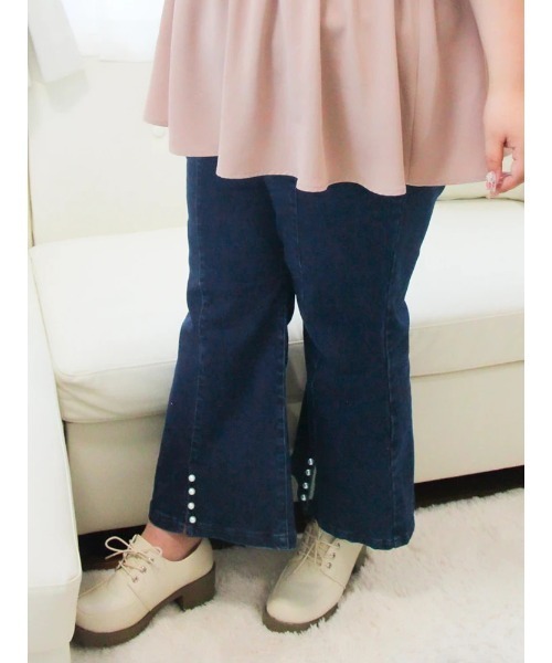 Re-J&SUPURE(リジェイアンドスプル)の「【大きいサイズ】【Kannaコラボ】裾パール付きフレアデニムパンツ(デニムパンツ・レディース・ネイビー/ブルー・XX-LARGE/XXX-LARGE/XXXX-LARGE)」の2枚目の写真