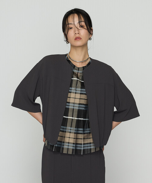 K.T KIYOKO TAKASE（キヨコタカセ）の「バックサテンジョーゼット ハーフスリーブブルゾン（ブルゾン・レディース・ネイビー/ダークグレー・FREE）」の2枚目の写真