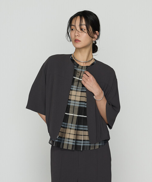 K.T KIYOKO TAKASE（キヨコタカセ）の「バックサテンジョーゼット ハーフスリーブブルゾン（ブルゾン・レディース・ネイビー/ダークグレー・FREE）」の11枚目の写真
