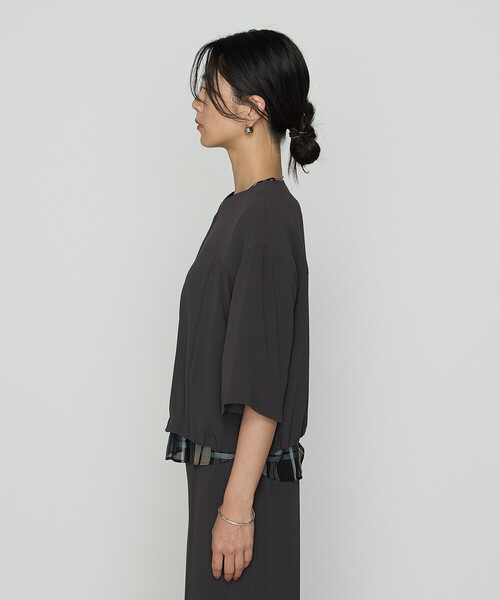 K.T KIYOKO TAKASE（キヨコタカセ）の「バックサテンジョーゼット ハーフスリーブブルゾン（ブルゾン・レディース・ネイビー/ダークグレー・FREE）」の4枚目の写真