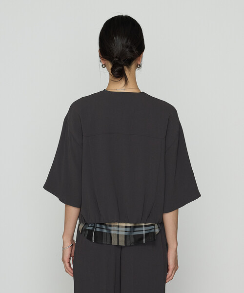 K.T KIYOKO TAKASE（キヨコタカセ）の「バックサテンジョーゼット ハーフスリーブブルゾン（ブルゾン・レディース・ネイビー/ダークグレー・FREE）」の3枚目の写真