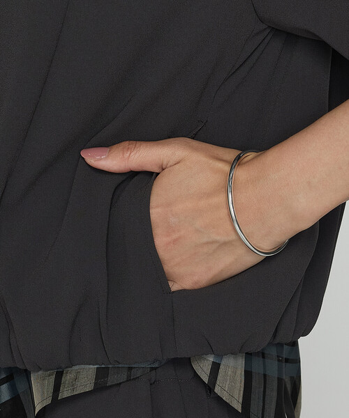 K.T KIYOKO TAKASE（キヨコタカセ）の「バックサテンジョーゼット ハーフスリーブブルゾン（ブルゾン・レディース・ネイビー/ダークグレー・FREE）」の16枚目の写真