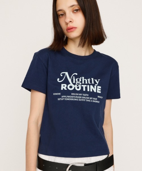 SLY(スライ)の「COMPACT LOGO PRINT T/SH コンパクト ロゴ プリント Tシャツ 半袖 夏服(Tシャツ/カットソー・レディース・ダークグレー/レッド/ホワイト/ブラウン/ネイビー・FREE)」の4枚目の写真