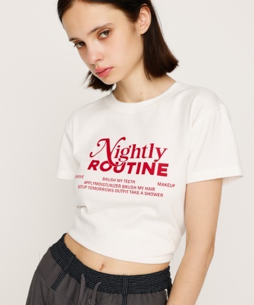 SLY(スライ)の「COMPACT LOGO PRINT T/SH コンパクト ロゴ プリント Tシャツ 半袖 夏服(Tシャツ/カットソー・レディース・ダークグレー/レッド/ホワイト/ブラウン/ネイビー・FREE)」の2枚目の写真