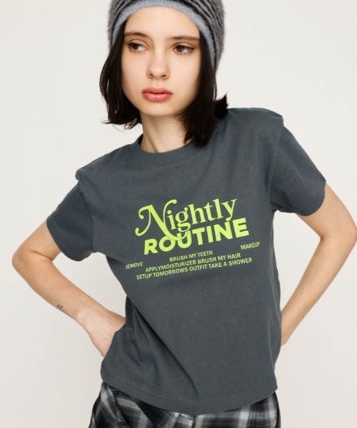 SLY(スライ)の「COMPACT LOGO PRINT T/SH コンパクト ロゴ プリント Tシャツ 半袖 夏服(Tシャツ/カットソー・レディース・ダークグレー/レッド/ホワイト/ブラウン/ネイビー・FREE)」の1枚目の写真