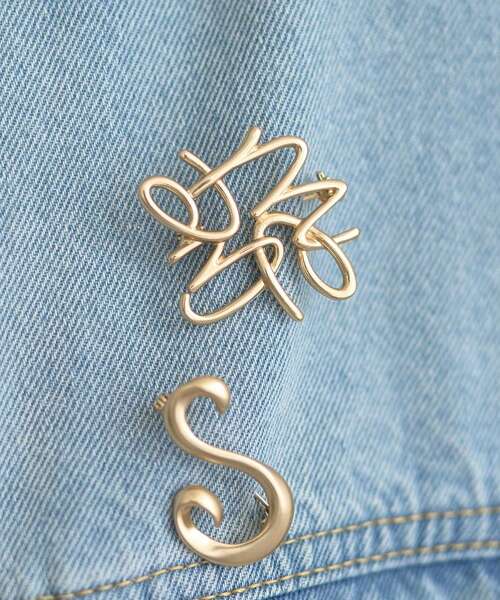 earth music&ecology（アースミュージックアンドエコロジー）の「emaeアナグラムブローチ（ブローチ/コサージュ・レディース・ゴールド/シルバー・FREE）」の2枚目の写真