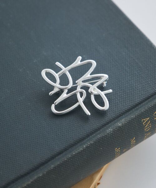 earth music&ecology（アースミュージックアンドエコロジー）の「emaeアナグラムブローチ（ブローチ/コサージュ・レディース・ゴールド/シルバー・FREE）」の3枚目の写真