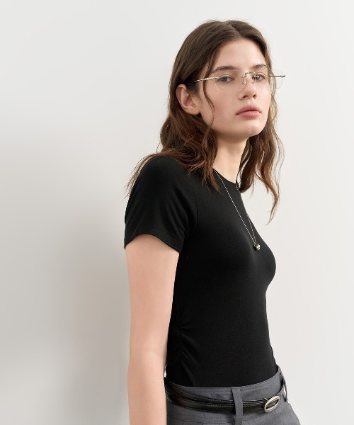 GENERAL IDEA(ジェネラルアイデア)の「GENERAL IDEA/ジェネラルアイディア crew neck shirring half TEE Tシャツ(Tシャツ/カットソー・レディース・ブラック/アイボリー/ブルー・S/M/L)」の3枚目の写真