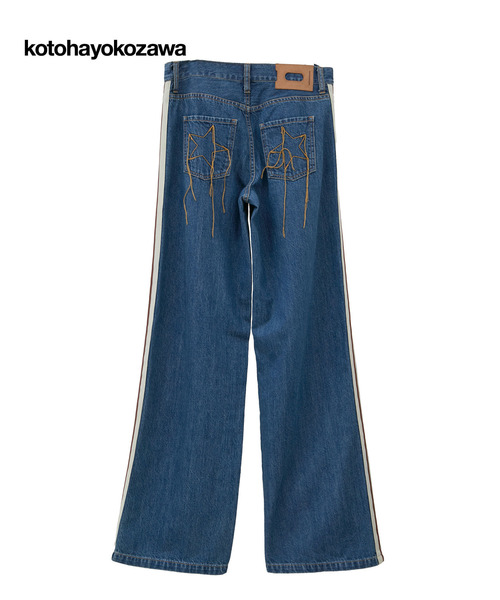 kotohayokozawa(コトハヨコザワ)の「【kotohayokozawa】SIDE LINE WIDE FLARE DENIM PANTS(デニムパンツ・レディース・ブラック/インディゴブルー/ライトブルー・MEDIUM/SMALL)」の3枚目の写真
