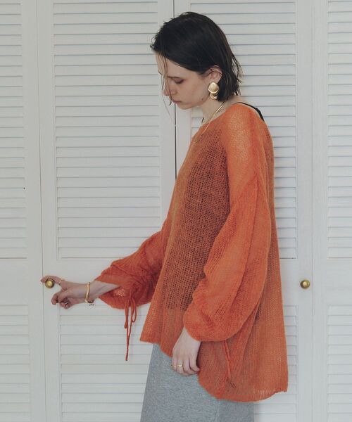 Editt by YECCA VECCA（エディットバイイェッカヴェッカ）の「袖シャーリングシアーニット（ニット/セーター・レディース・ベージュ/オレンジ/杢グレー・FREE）」の5枚目の写真