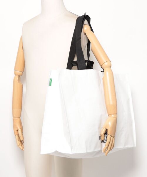 THE NORTH FACE（ザノースフェイス）の「THE NORTH FACE / SHOPPER BAG-L /（エコバッグ/サブバッグ・レディース・ホワイト・LARGE）」の6枚目の写真