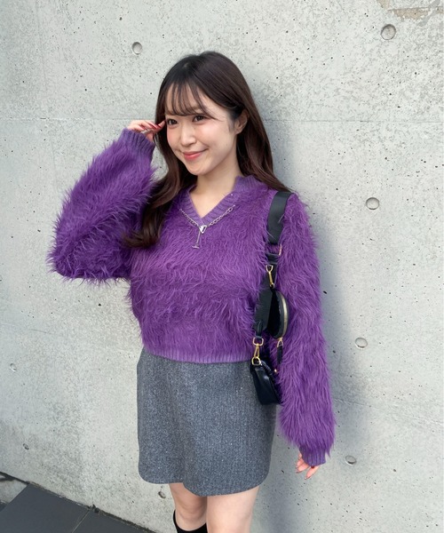 Mejoul（メジュール）の「シャギーフェザーライクチェーン付Vネックリブニットプルオーバー（ニット/セーター・レディース・パープル/ベージュ/ホワイト・F）」の4枚目の写真