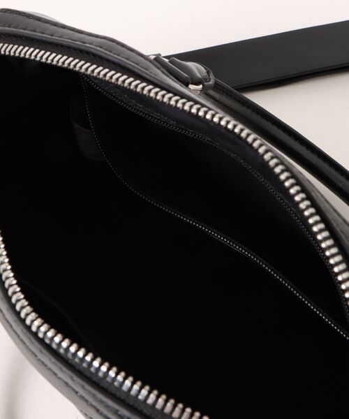 CHARLES & KEITH(チャールズ & キース)の「Philomena パネルチェーン ハンドルボウリングバッグ(トートバッグ・レディース・スミクロ/クリーム・S)」の12枚目の写真