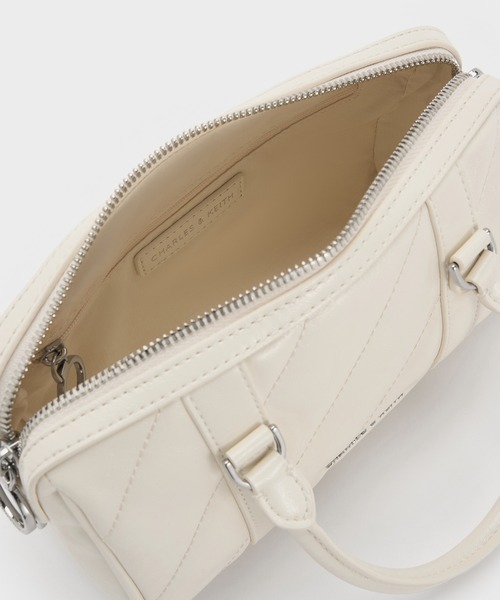 CHARLES & KEITH(チャールズ & キース)の「Philomena パネルチェーン ハンドルボウリングバッグ(トートバッグ・レディース・スミクロ/クリーム・S)」の6枚目の写真