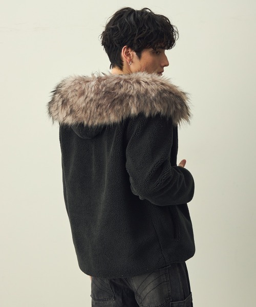 Shoowtime(ショウタイム)の「Eco-fur hoodie boa jacket / エコファーフーディーボアジャケット(ブルゾン・メンズ・グレー系/ブラック系・X-LARGE/LARGE/MEDIUM)」の10枚目の写真