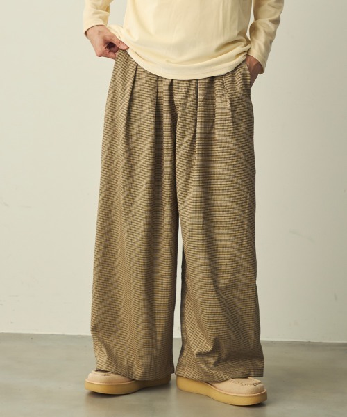Shoowtime(ショウタイム)の「2-Tuck Checked Wide-leg Slacks / 2タックチェックワイドスラックス(スラックス・メンズ・ベージュ系・X-LARGE/LARGE/MEDIUM)」の1枚目の写真