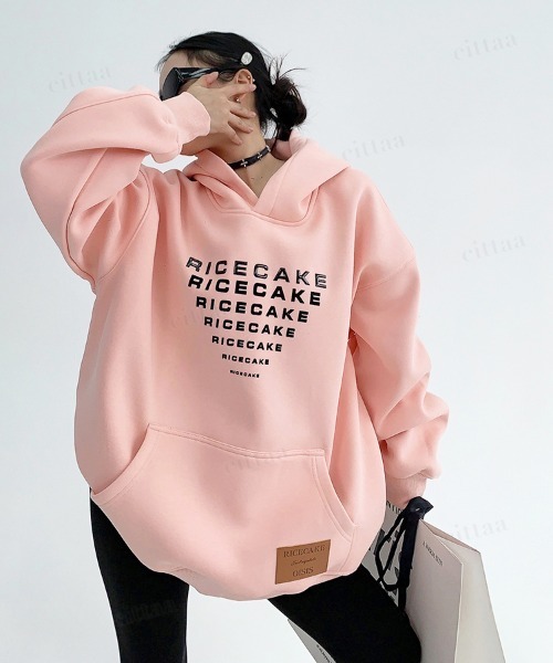 Dalfwin(ダールフィン)の「韓国ファッション RICECAKEリピートロゴ スウェット フーディー(パーカー・レディース・ピンク・FREE)」の3枚目の写真