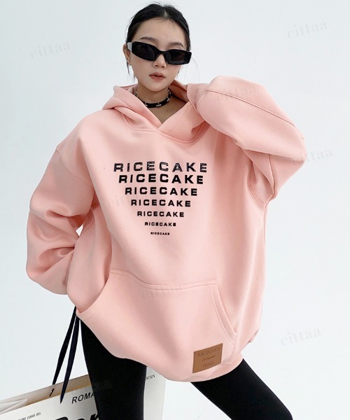 Dalfwin(ダールフィン)の「韓国ファッション RICECAKEリピートロゴ スウェット フーディー(パーカー・レディース・ピンク・FREE)」の4枚目の写真