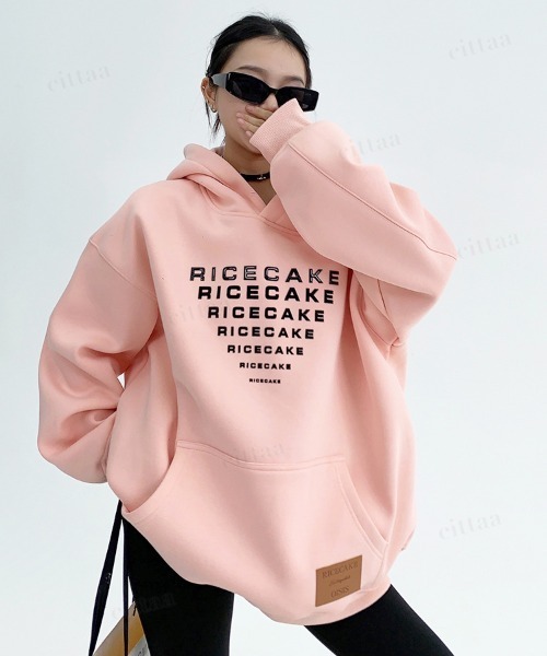 Dalfwin(ダールフィン)の「韓国ファッション RICECAKEリピートロゴ スウェット フーディー(パーカー・レディース・ピンク・FREE)」の2枚目の写真