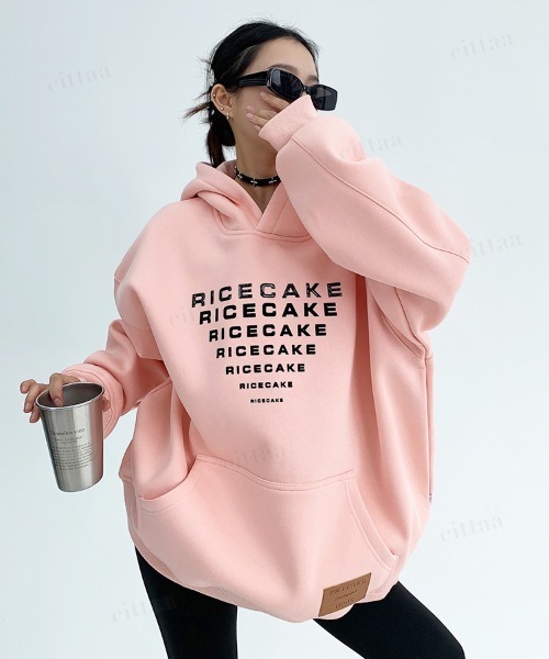 Dalfwin(ダールフィン)の「韓国ファッション RICECAKEリピートロゴ スウェット フーディー(パーカー・レディース・ピンク・FREE)」の8枚目の写真
