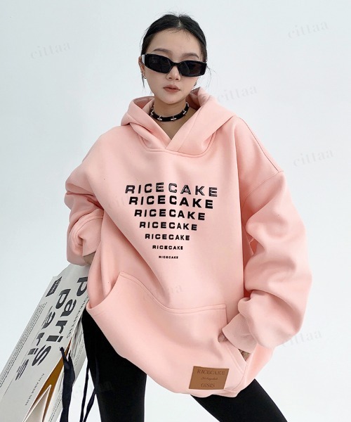 Dalfwin(ダールフィン)の「韓国ファッション RICECAKEリピートロゴ スウェット フーディー(パーカー・レディース・ピンク・FREE)」の7枚目の写真