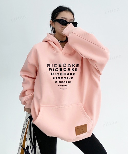 Dalfwin(ダールフィン)の「韓国ファッション RICECAKEリピートロゴ スウェット フーディー(パーカー・レディース・ピンク・FREE)」の5枚目の写真