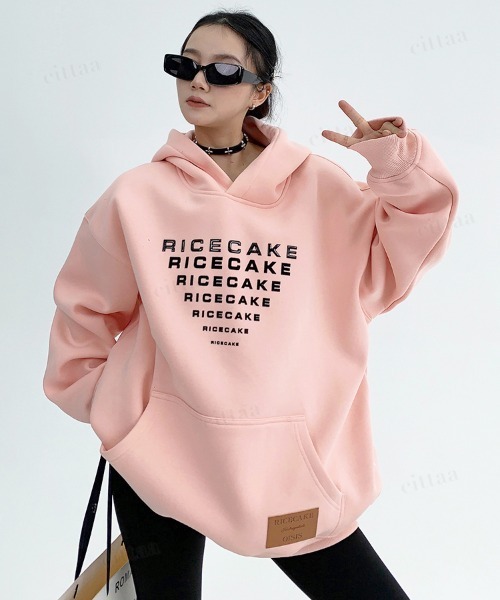 Dalfwin(ダールフィン)の「韓国ファッション RICECAKEリピートロゴ スウェット フーディー(パーカー・レディース・ピンク・FREE)」の6枚目の写真