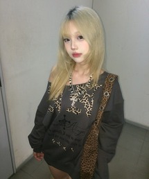 NIIER NOR（ニアノア）の「A'GEM/9 × .kom 『NIIER NOR/ニアノア』 NN OFF-SHOULDER SWEATSHIRT/英字デザイン オフショルダースウェットシャツ（スウェット）」