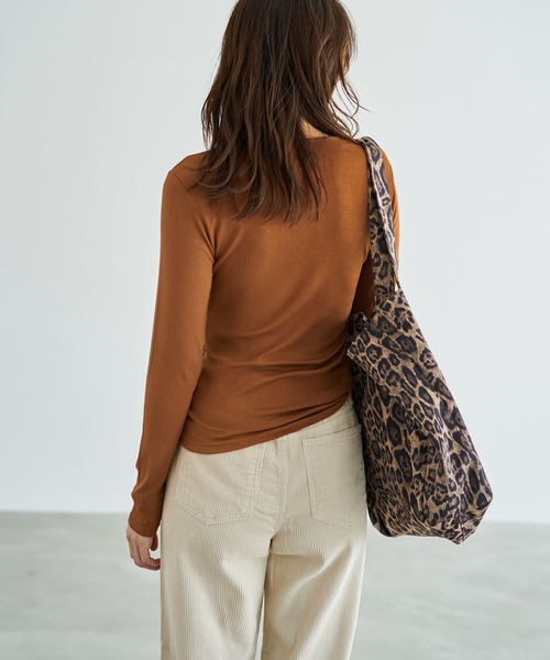 STYLE DELI（スタイルデリ）の「とろみ薄リブクルーネックトップス（Tシャツ/カットソー・レディース・ホワイト/チャコールグレー/ライトブラウン/ブラック・FREE）」の9枚目の写真