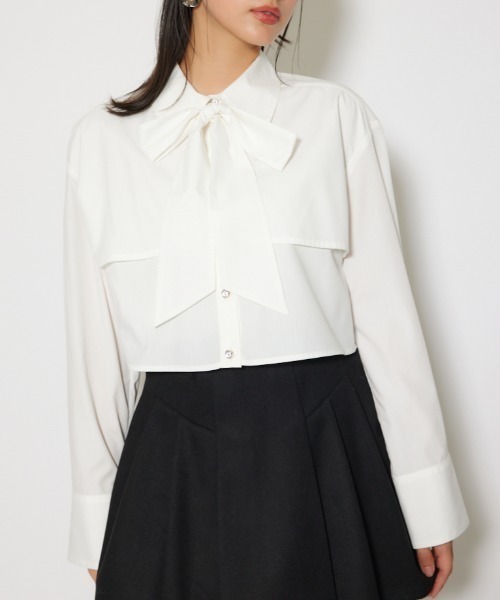 rienda(リエンダ)の「ビジューボタンボウタイシャツトップス 秋服 冬服(シャツ/ブラウス・レディース・ホワイト/ブラック/ブルー・FREE)」の2枚目の写真
