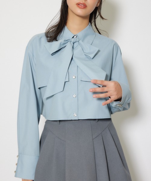 rienda(リエンダ)の「ビジューボタンボウタイシャツトップス 秋服 冬服(シャツ/ブラウス・レディース・ホワイト/ブラック/ブルー・FREE)」の1枚目の写真